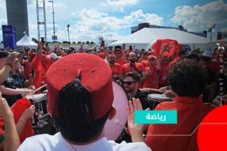 مشجع مغربي يضرب الطبول بحماس في كأس العالم.
