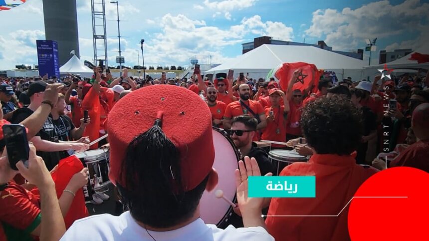 مشجع مغربي يضرب الطبول بحماس في كأس العالم.