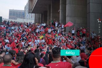 جماهير مغربية تلوح بالأعلام وتتبادل العناق بحماس