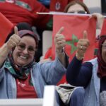 مشجعات مغربيات يرفعن الأعلام الوطنية ويلتقطن صوراً تذكارية