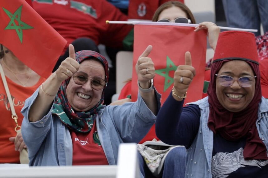 مشجعات مغربيات يرفعن الأعلام الوطنية ويلتقطن صوراً تذكارية