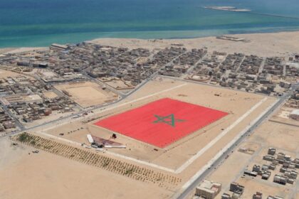 علم مغربي يرفرف في صحراء الداخلة