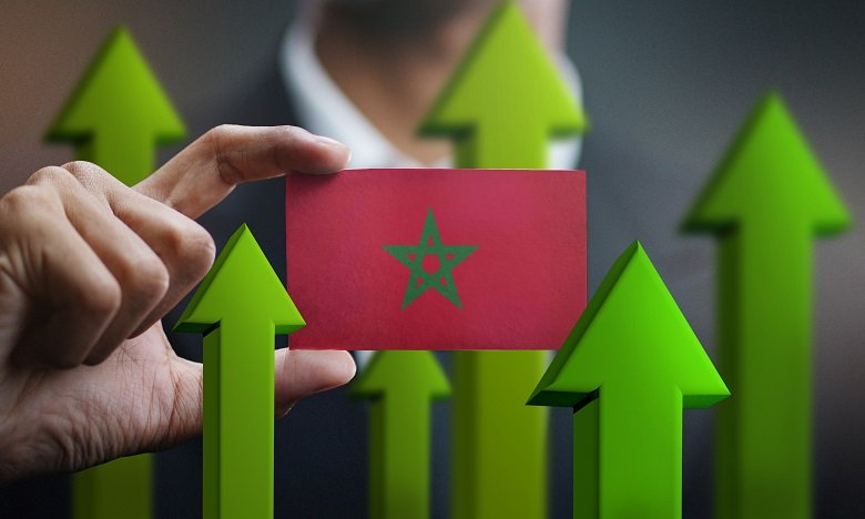 رجل يحمل علما مغربيا في يده