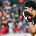 لاعب كرة قدم ينظر نحو المرمى