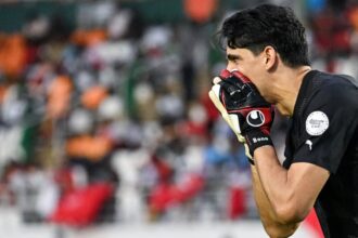لاعب كرة قدم ينظر نحو المرمى