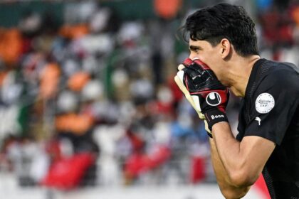 لاعب كرة قدم ينظر نحو المرمى