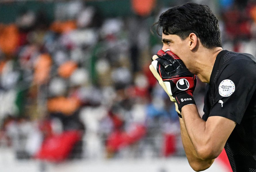 لاعب كرة قدم ينظر نحو المرمى