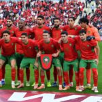 فريق كرة القدم المغربي يحتفل بقمصان حمراء وسراويل خضراء