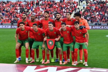 فريق كرة القدم المغربي يحتفل بقمصان حمراء وسراويل خضراء