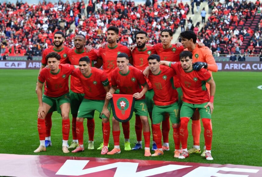 فريق كرة القدم المغربي يحتفل بقمصان حمراء وسراويل خضراء