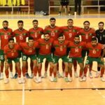 لاعبو كرة قدم مغاربة داخل القاعة يرتدون الزي الرسمي