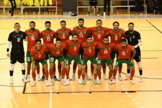 لاعبو كرة قدم مغاربة داخل القاعة يرتدون الزي الرسمي