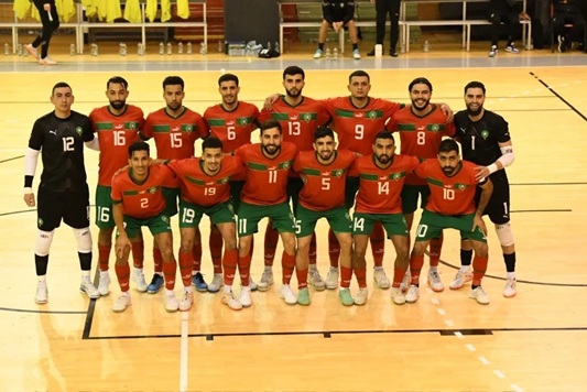 لاعبو كرة قدم مغاربة داخل القاعة يرتدون الزي الرسمي