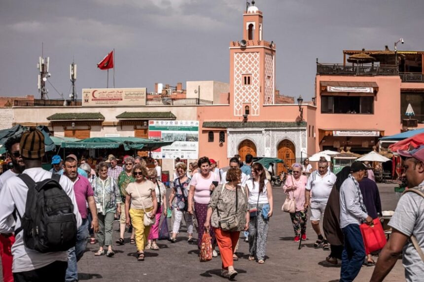 أشخاص يتجولون في سوق مزدحم محاط بالمباني التقليدية