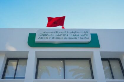 علم أحمر ونجمة خضراء، رموز وطنية مغربية.