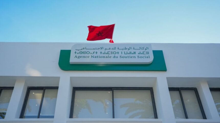 علم أحمر ونجمة خضراء، رموز وطنية مغربية.