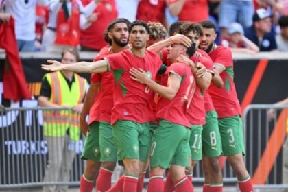 لاعبي المنتخب المغربي يحتفلون بفوز