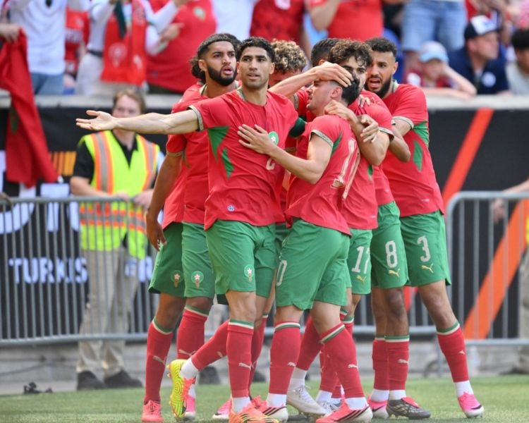 لاعبي المنتخب المغربي يحتفلون بفوز