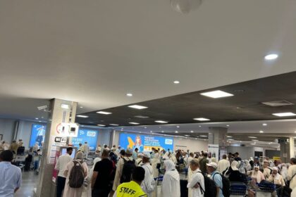 حجاج مغاربة في مطار يستعدون للسفر لأداء مناسك الحج
