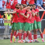 لاعبون مغاربة يدخلون في منافسة قوية على الكرة.