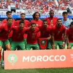 لاعبي كرة قدم مغاربة يلتقطون صورة جماعية