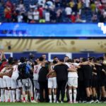 لاعبي المنتخب المغربي يحتفلون بانتصارهم في المباراة.
