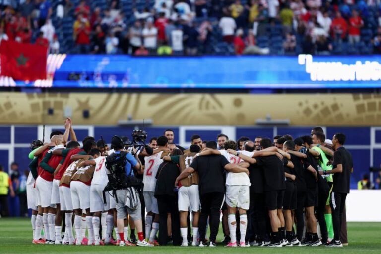 لاعبي المنتخب المغربي يحتفلون بانتصارهم في المباراة.
