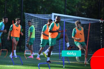 لاعبون مغاربة يقومون بتمارين رياضية في الملعب