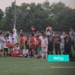 أطفال يرتدون قمصان المغرب والبرازيل يلعبون كرة القدم