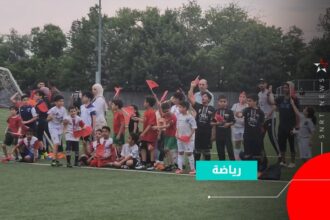 أطفال يرتدون قمصان المغرب والبرازيل يلعبون كرة القدم