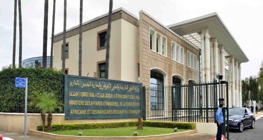 مدخل وزارة الخارجية المغربية يحرسه عسكري وسياج.