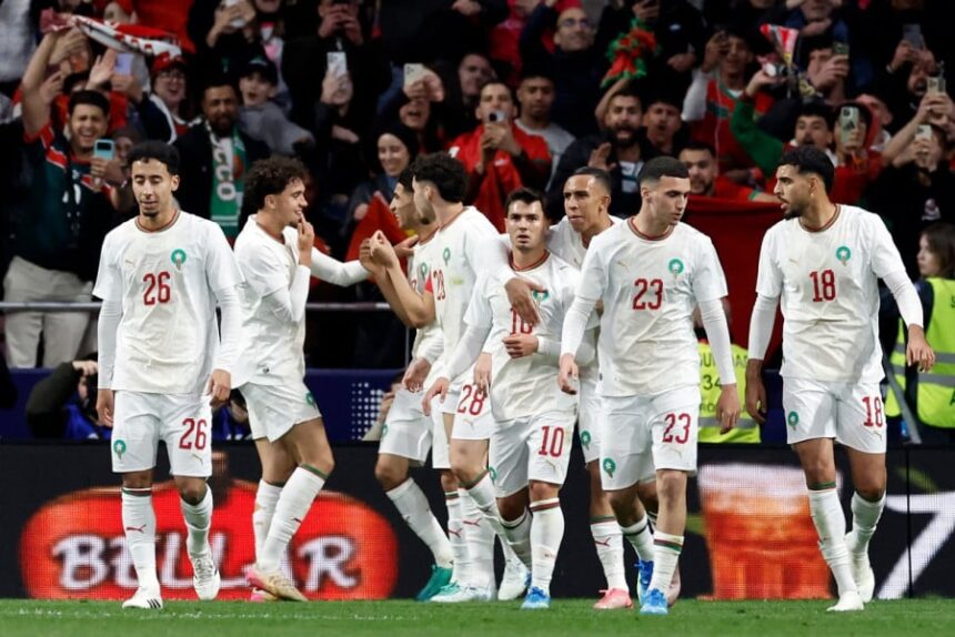 لاعب كرة قدم مغربي يحمل الرقم 23 في الملعب