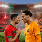 لاعب مغربي وهولندي يتنافسان على الكرة في مباراة كرة قدم