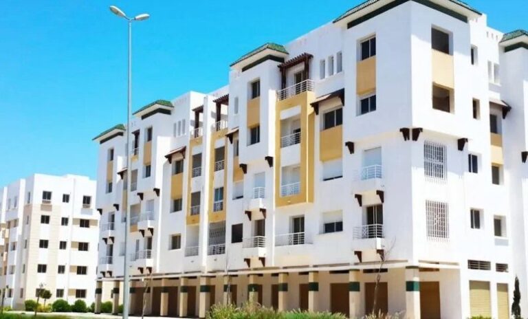 مبانٍ سكنية بأضواء مضاءة في الليل