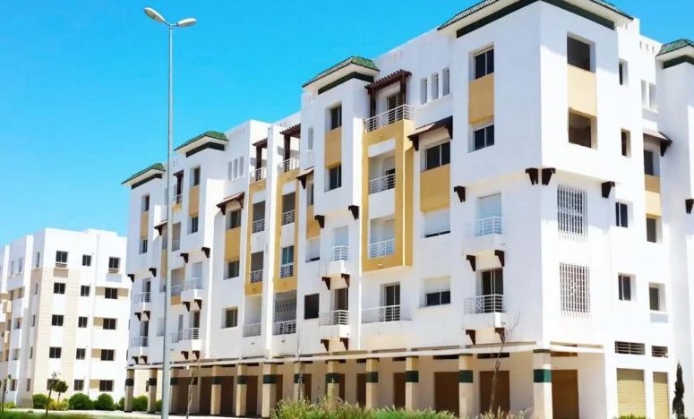 مبانٍ سكنية بأضواء مضاءة في الليل