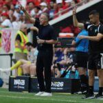المدرب محمد وهبي يتحدث في الملعب بعد مباراة المغرب والنرويج.