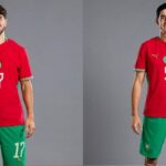 لاعب كرة قدم يرتدي قميصاً أزرق ورقمه 17 و 5