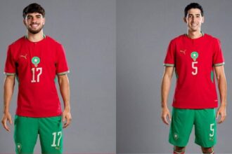 لاعب كرة قدم يرتدي قميصاً أزرق ورقمه 17 و 5