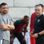 مدرب ولاعب في المنتخب المغربي يتناقشان على أرض الملعب.