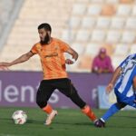 لاعب نهضة بركان يحتفل بهدف في مباراة كرة القدم.