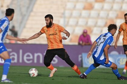 لاعب نهضة بركان يحتفل بهدف في مباراة كرة القدم.