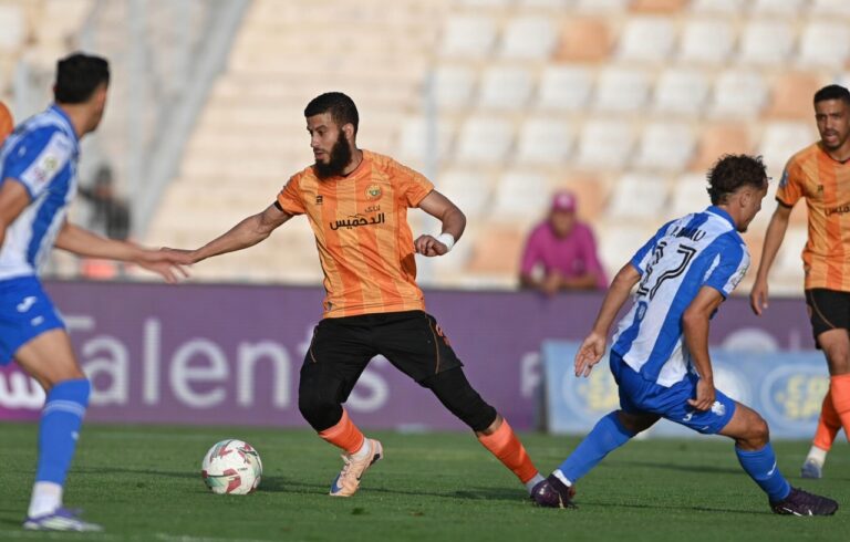 لاعب نهضة بركان يحتفل بهدف في مباراة كرة القدم.