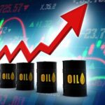 براميل نفط وعلامة سهم صعودي تعبر عن زيادة