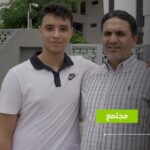 عمر الدهب يرتدي قميص بولو أسود يحمل شعار نايك.