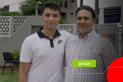 عمر الدهب يرتدي قميص بولو أسود يحمل شعار نايك.