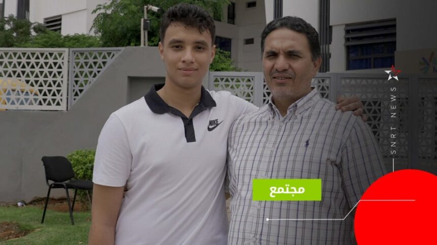 عمر الدهب يرتدي قميص بولو أسود يحمل شعار نايك.