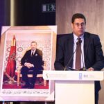 عثمان كاير يتحدث من منصة بورشة حول التقييم.