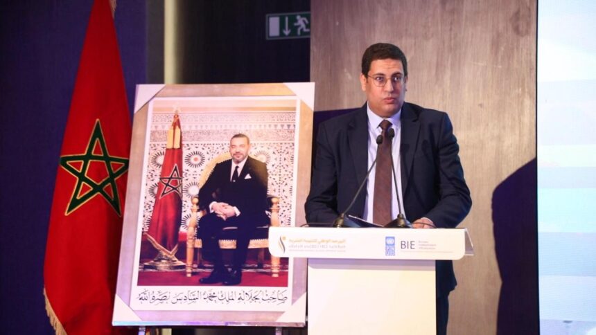 عثمان كاير يتحدث من منصة بورشة حول التقييم.