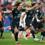 لاعب كرة قدم يرتدي القميص رقم 23 يركض بحيوية.
