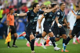 لاعب كرة قدم يرتدي القميص رقم 23 يركض بحيوية.